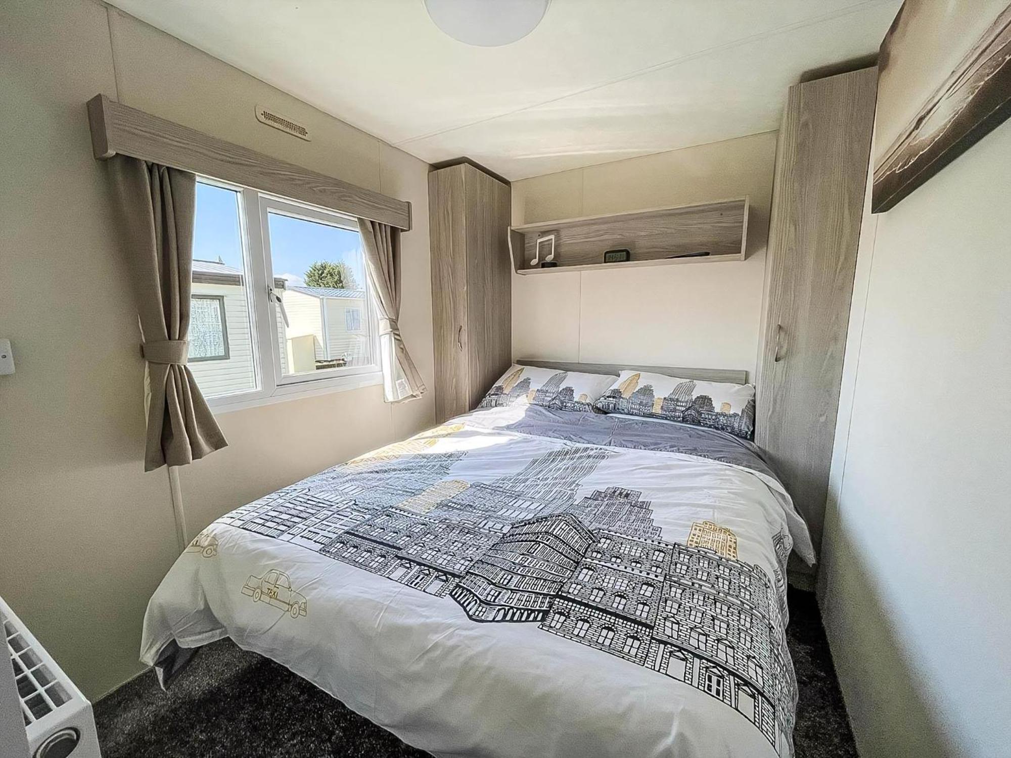 Gorgeous Caravan With Decking In Breydon Water Holiday Park, Ref 10081B Belton with Browston Eksteriør bilde