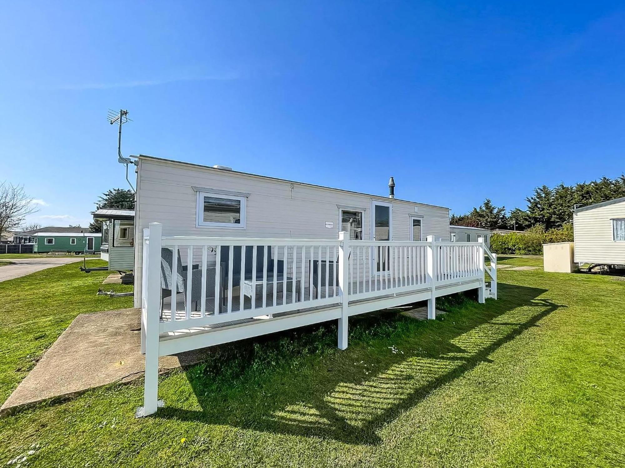 Gorgeous Caravan With Decking In Breydon Water Holiday Park, Ref 10081B Belton with Browston Eksteriør bilde